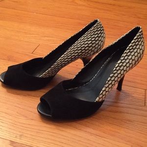 Tahari 4” black and white print heels